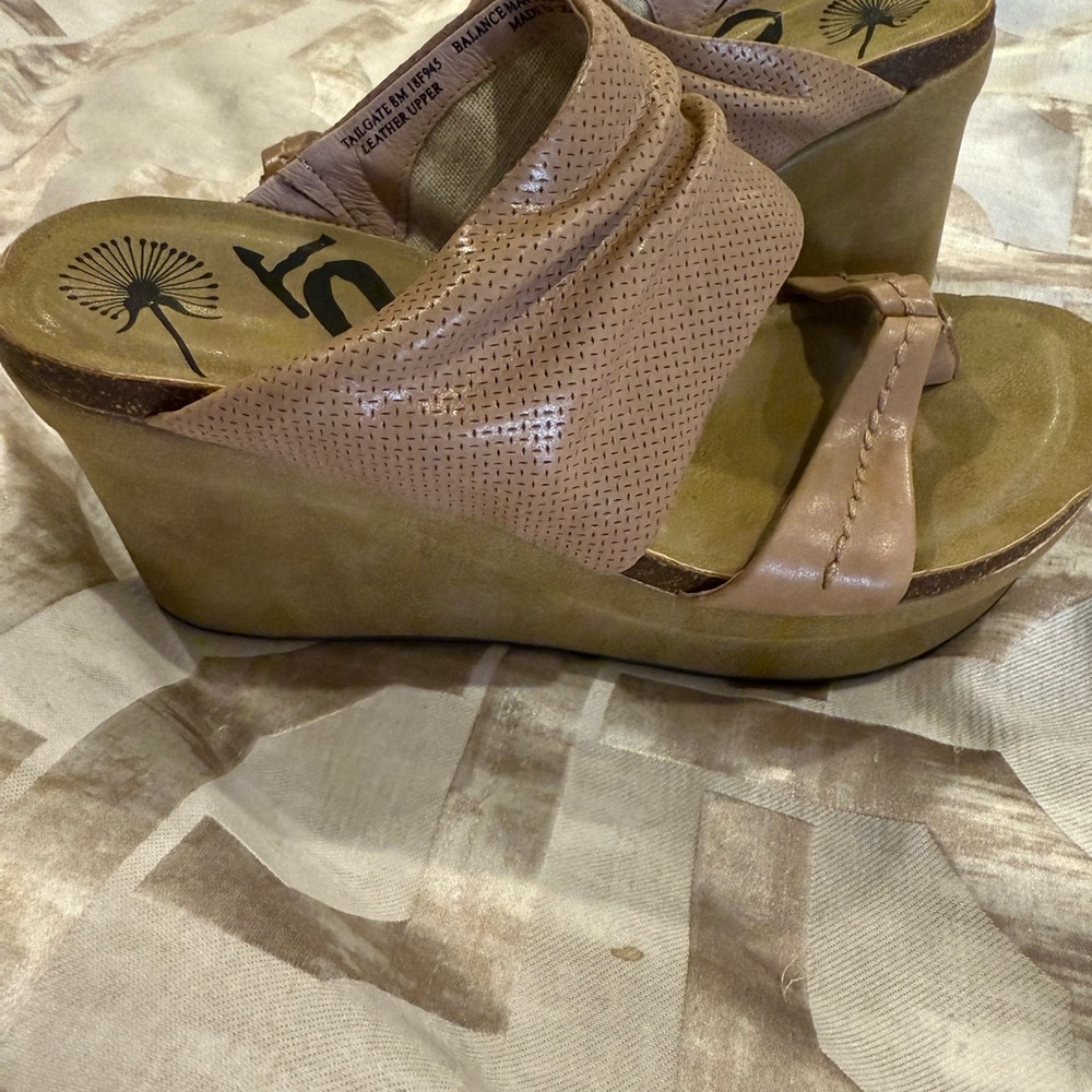Stylish Tan Wedge Sandals OTBT size 8 … never worn
